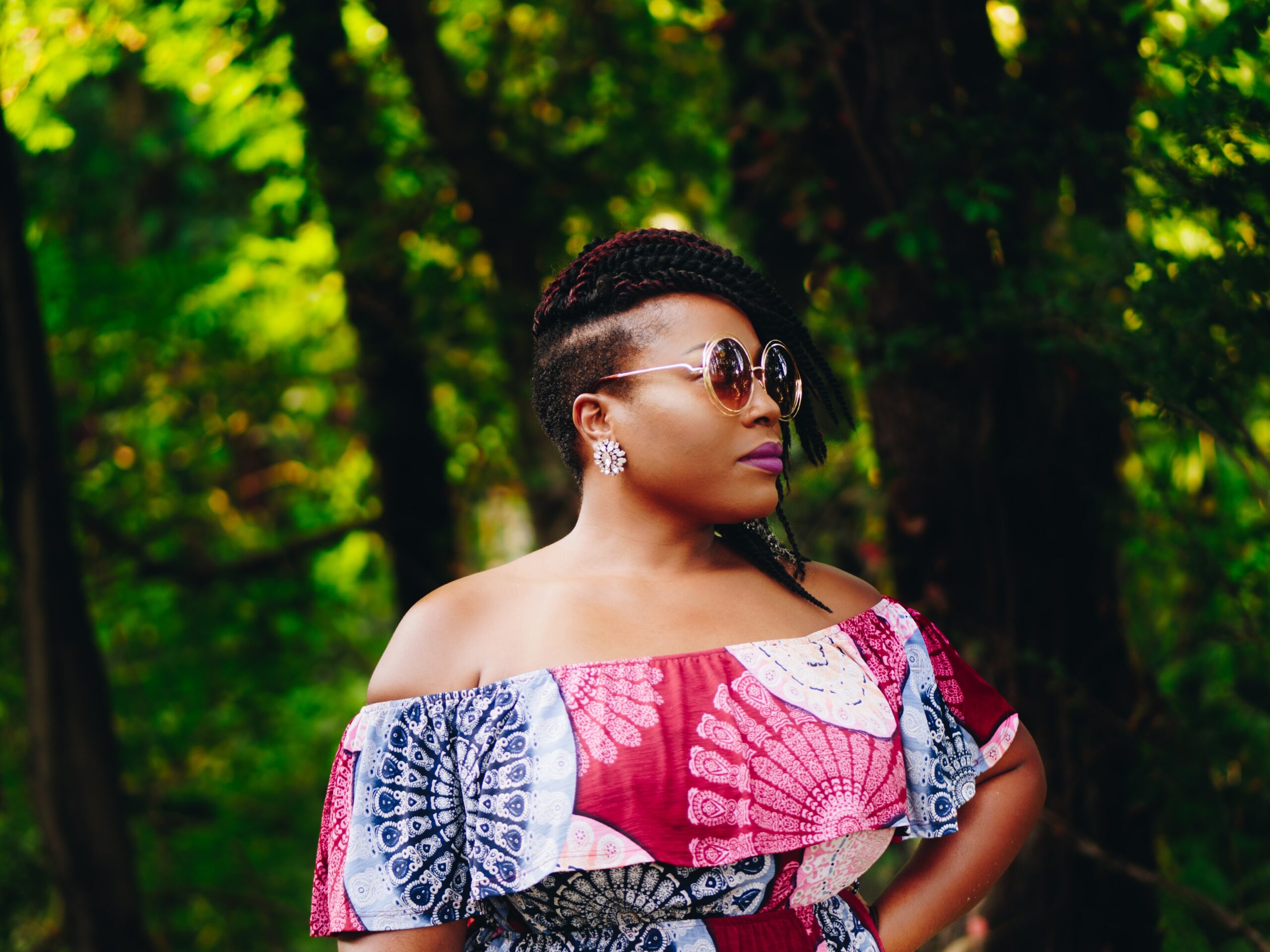 Sukienki wyszczuplające plus size na wesele – przegląd hitowych modeli!