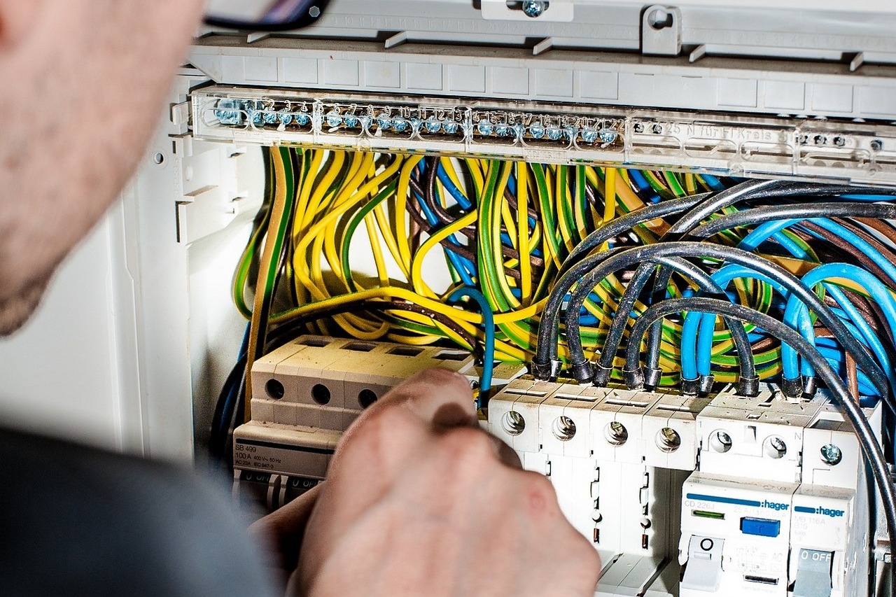 Instalacje elektryczne – jak wykonuje się ich przeglądy?