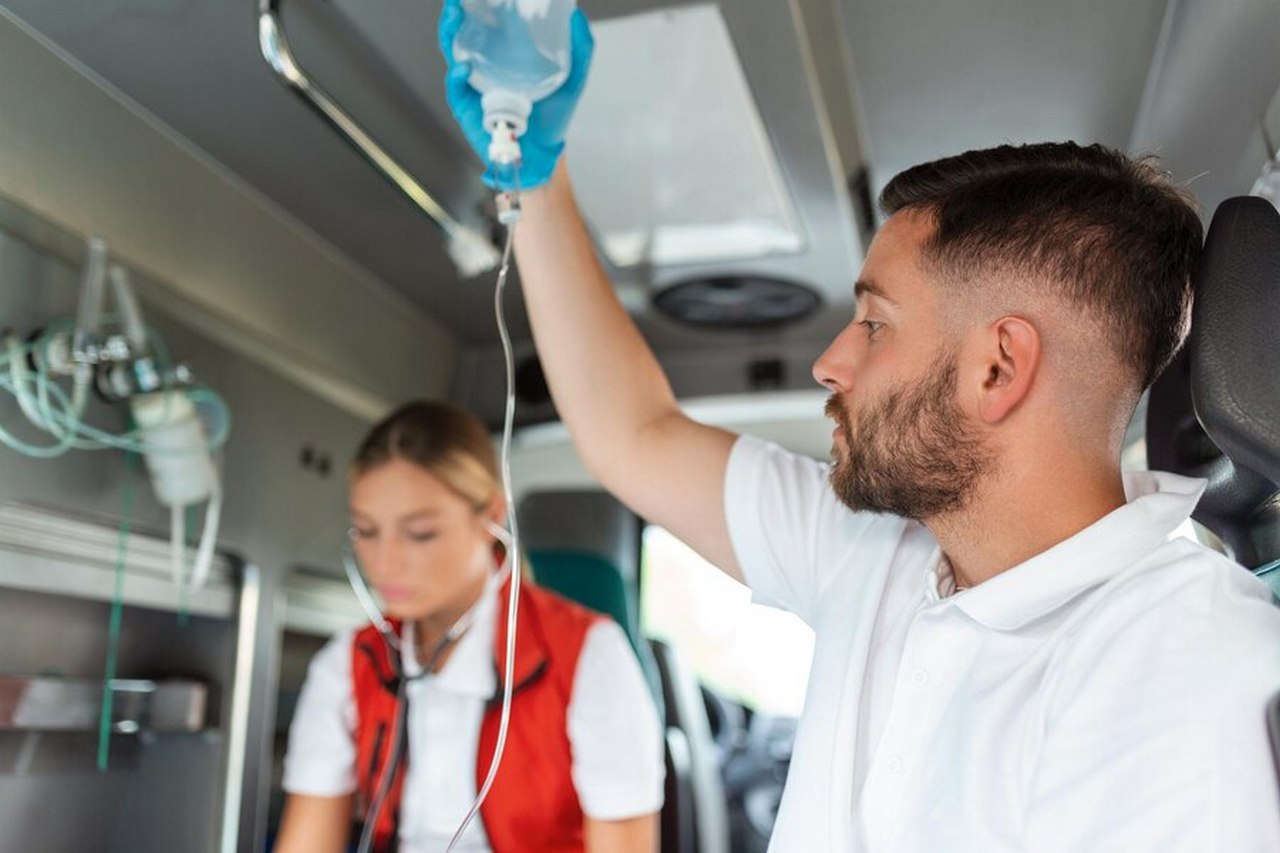 Czym różni się transport sanitarny od transportu medycznego?
