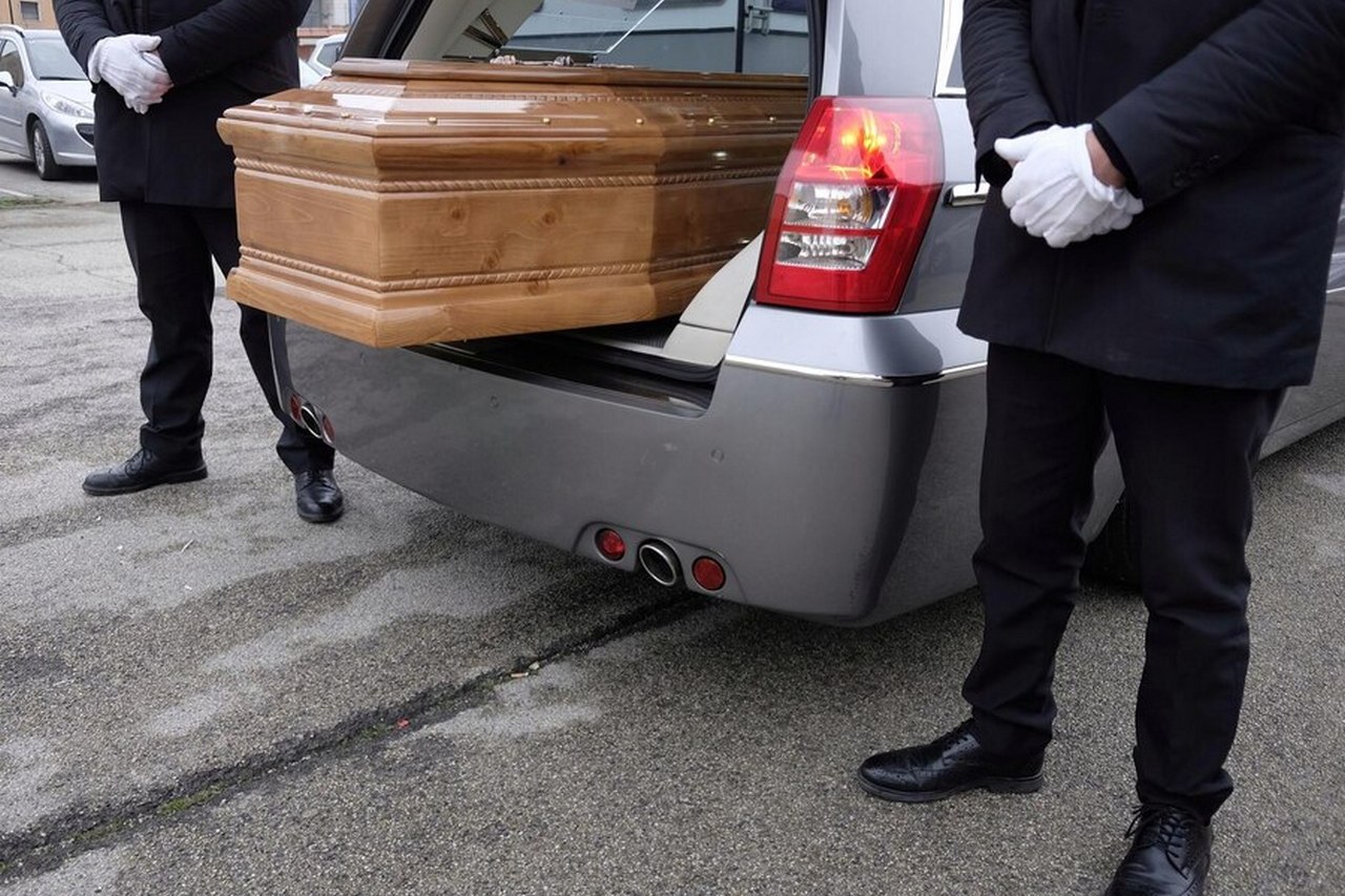 Jakie są formalności związane z transportem zwłok z Finlandii do Polski?